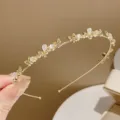 Prachtige gouden haarband met kattenoog steen vlinders en strass stenen voor elegante look. - Vlinder Haarband