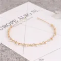 Elegante gouden smalle haarband versierd met parels en glinsterende strass-steentjes voor vrouwen. - Haarbanden met bladeren en parels