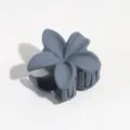 Detailansicht einer dunkelgrauen, matten Blumen Haarklammer, ideal für stylische Frisuren. - Kleines Dunkelgrau