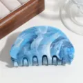 Blauwe marmerpatroon halfronde haarclip voor elegante kapsels en dagelijkse mode details. - Blauw