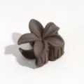 Matte braune Plumeria Blume Haarklammer, kleine Größe süßer Stil Haaraccessoire Detailansicht. - Kleines Kaffee