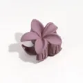 Mattlila Blumen Haarklammer, süße kleine Haarklammer Haarschmuck Detailansicht. - Kleines Fuchsia