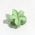 Mattgrüne Blumen Haarklammer Detailansicht, elegante kleine Haarklammer für schickes Styling. - Kleines Grün