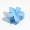Nahaufnahme des matten hellblauen Blumen-Haarklammer-Details mit stabiler Greifstruktur. - Kleines Blau