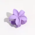 Detailaufnahme der lila matten Blumen Haarklammer, süßes Bonbonfarbenes Design für den Alltag. - Kleines Lila