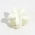 Nahaufnahme einer weißen, matten Blumen-Haarklammer, kleine Haifischklammer mit feinem Blumendetail. - Klein Cremeweiß