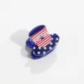 Détail en gros plan de la mini pince à cheveux patriotique avec étoiles et rayures. - Style Chapeau Base Bleue
