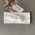 Bandeau torsadé en tricot blanc, bandeau côtelé doux pour le sport et le lavage du visage. - Blanc