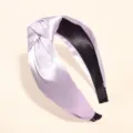 Détail de serre-tête noué en satin lavande affichant une texture de tissu lisse et élégante. - Lavande