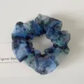 Coletero de organza floral azul, accesorio de pelo refrescante para coleta de mujer. - Coletero de organza azul