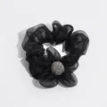 Coletero de malla negra con brillante flor de diamantes de imitación para coleta de pelo elegante - Flor negra