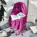 Skandinavische einfarbige Strickdecke mit Fransen Detailaufnahme gemütliche Inneneinrichtung. - 130x170cm / Fuchsia