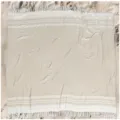 Detailaufnahme des weichen türkischen Strandtuchs mit Streifenmuster und Quasten im Sand. - Beige Horizontal Gestreift