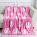 Accogliente coperta rosa soffice con motivi da baseball bianchi, dettaglio plaid in ciniglia. - Baseball / Rosso rosa