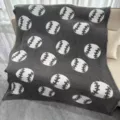 Accogliente coperta in ciniglia grigio scuro con motivo baseball, dettaglio morbido. - Baseball / Grigio scuro