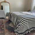 Λεπτομέρεια υφαντής κουβέρτας με ασπρόμαυρες ρίγες και απαλά κρόσσια για ζεστασιά. - Φούντες - Ασπρόμαυρες ρίγες