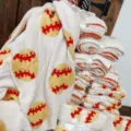 Comoda coperta da baseball in semi-velluto con motivo a punti rossi, morbida e calda per letto. - Baseball / Bianco con Palla Gialla