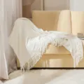 Zεστή κουβέρτα chenille με κομψά κρόσσια, ιδανική για τον καναπέ, το κρεβάτι και το σπίτι. - Λεπτό σενίλ με φούντες - Λευκό