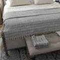 Cozy woven cotton throw blanket with plaid pattern and chic fringe detail, perfect for bed. - Tassels - Grey Plaid