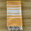 Telo mare turco a righe arancioni e bianche con frange per le vacanze estive e relax. - Ampie strisce turche - Arancione