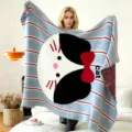 Blaue Kuscheldecke mit gestreiftem Muster, süßem Cartoon-Katzenkopf und roter Schleife, weich. - 130x170cm / Apfel und kleine schwarze Katze