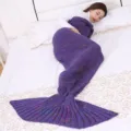 Dettaglio coperta in maglia con coda di sirena e trama viola su morbido letto. - Neonato 90x50cm / viola sfumato