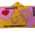 Gepersonaliseerde deken met capuchon en kleurrijk jacquard patroon met trendy slogans. - 90*150cm / Jiao-stijl - Kurkuma roze