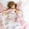 Rosa gestrickte Babydecke mit 3D Einhorn Design und süßem Hase Spielzeug fürs Kinderzimmer. - 90x90cm / Rosa Einhorn