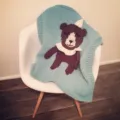 Handgemachte gestrickte Babydecke mit süßem Einhorn Cartoon 3D Design, weiche Wolldecke für Kinder. - 90x90cm / Teddybär