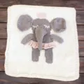Handgemachte Kinder Strickdecke mit niedlichem 3D Elefanten Design und rosa Krone für Babys. - 90x90cm / Elefant