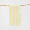 Dettaglio di telo mare in cotone a righe gialle e bianche con frange decorative. - 100x180cm+Nappa / Asciugamani turchi a righe gialle