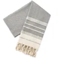 Detaillierte Nahaufnahme des türkischen gewebten Diamant-Jacquard-Strandhandtuchs mit Fransen. - Neues Türkisches Rautenmuster - Schwarz