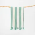 Primo piano dell'asciugamano da spiaggia in cotone a righe verdi e bianche con frange. - 100x180cm+Nappa / Asciugamani turchi a righe verdi