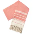 Nahaufnahme des gewebten Jacquard Strandtuchs mit traditionellem türkischem Rautenmuster. - Neues Türkisches Rautenmuster - Knallrot