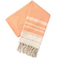 Nahaufnahme des gewebten Jacquard-Türkenhandtuchs mit geometrischem Rautenmuster und Fransen. - Neues Türkisches Rautenmuster - Orange