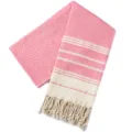 Gedetailleerd overzicht van de geweven jacquard Turkse stranddoek met rood patroon. - Nieuw Turks ruitpatroon - rozerood