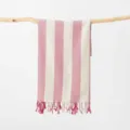 Telo mare in cotone a righe verticali rosa e bianche con frange dettagliate appeso. - 100x180cm+Nappa / Asciugamani turchi a righe rosa flagrante