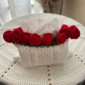Handgefertigter Häkel-Taschentuchbox-Bezug im Detail mit roten Rosen und grünen Blättern. - 20*15cm / [Upgraded Version] Hellrote Rosen-Taschentuchtasche