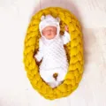 Gelbes grob gestricktes Babynest Neugeborenen Fotografie Requisite Korb für süßes Studio-Baby-Shooting. - Kurkuma
