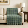 Groene geruite chenille bankdeken, zachte plaid voor de woonkamer en comfortabele zitbank. - Fijne chenille franjes met kleine ruitjes - Donkergroen
