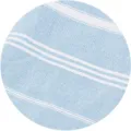 Gros plan sur la texture du tissu de serviette de plage turque en coton doux et rayé. - Bleu ciel