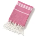 Telo mare turco rosa con strisce bianche tessute e frange intrecciate eleganti. - Rosso rosa