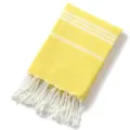 Primo piano di un telo mare turco giallo con strisce bianche e dettagli in frange. - Giallo chiaro