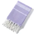 Vista dettagliata dell'asciugamano turco viola con righe bianche e frange delicate. - Viola chiaro