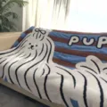 Kuschelige Plüsch Wohndecke mit süßem Cartoon Hund Design weiche warme Sofadecke Überwurf - 130x170cm / Blau gestreifter Welpe