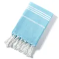 Bellissimo asciugamano da spiaggia turco in cotone azzurro con righe bianche e frange. - Azzurro