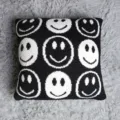 Housse de coussin tricotée smiley noir et blanc, taie d'oreiller de canapé confortable pour déco. - 45x45cm / Petit coussin smiley - Noir