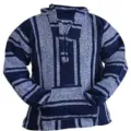 Gros plan détaillé du tissu tissé et rayé du sweat à capuche Baja avec une texture robuste. - Bleu