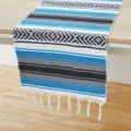 Runner da tavola intrecciato in stile messicano con strisce geometriche e frange per festa. - Runner da tavolo geometrico messicano - Blu e grigio
