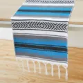 Corsia da tavolo tessuta in stile messicano con strisce geometriche e frange per casa. - Runner da tavolo geometrico messicano - Grigio e blu